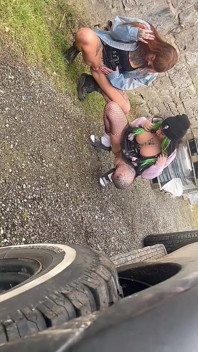 Două prietene goți disperate după un pișat