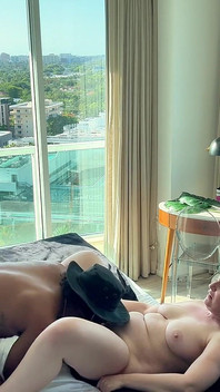 O ateşli kasları emmeyi, sikmeyi ve okşameyi çok seviyorum