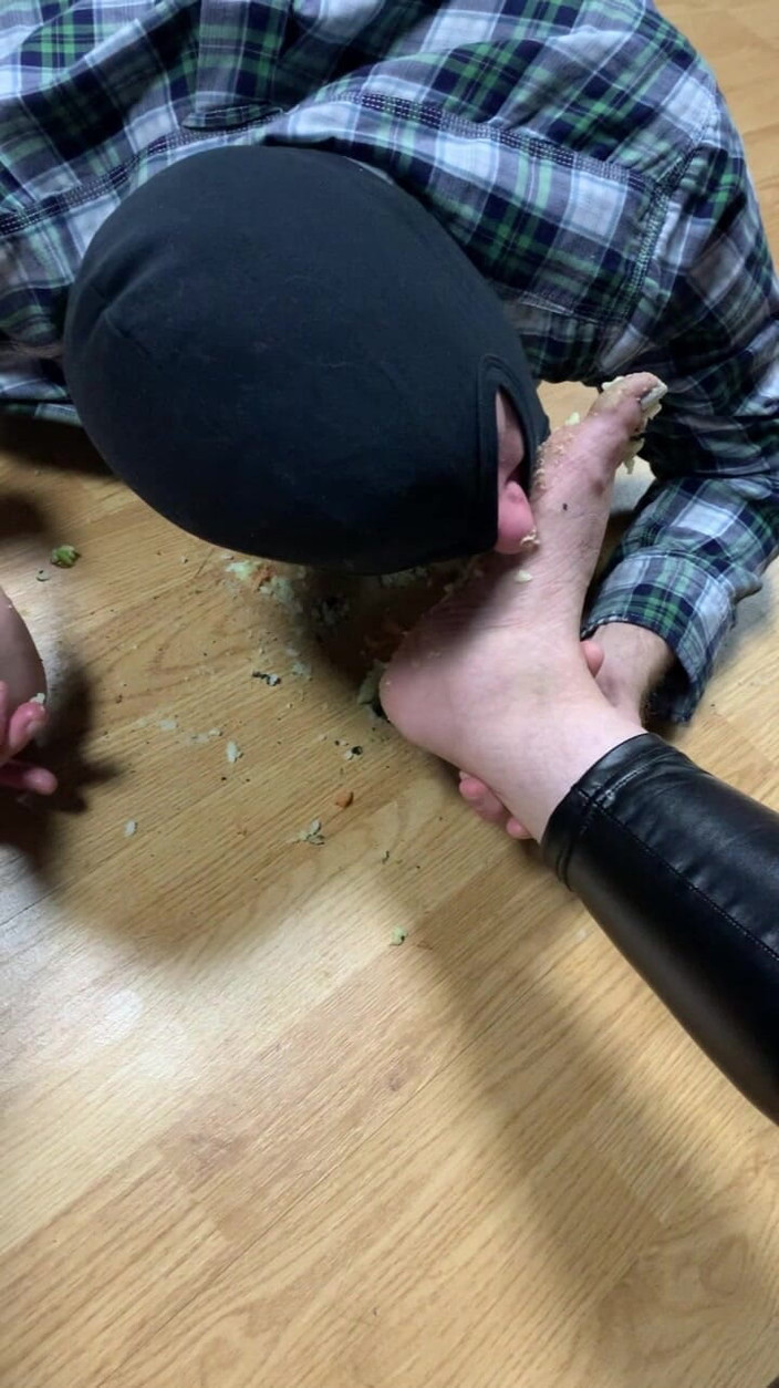 Maitresse Clara: 내 발 덕분에 밥을 먹으려 해...