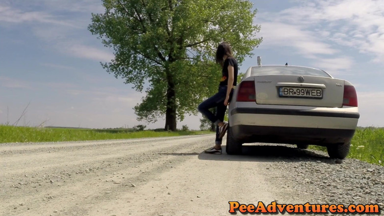 Pee Adventures: Brunetă sexy se pișă pe pantaloni în aer liber