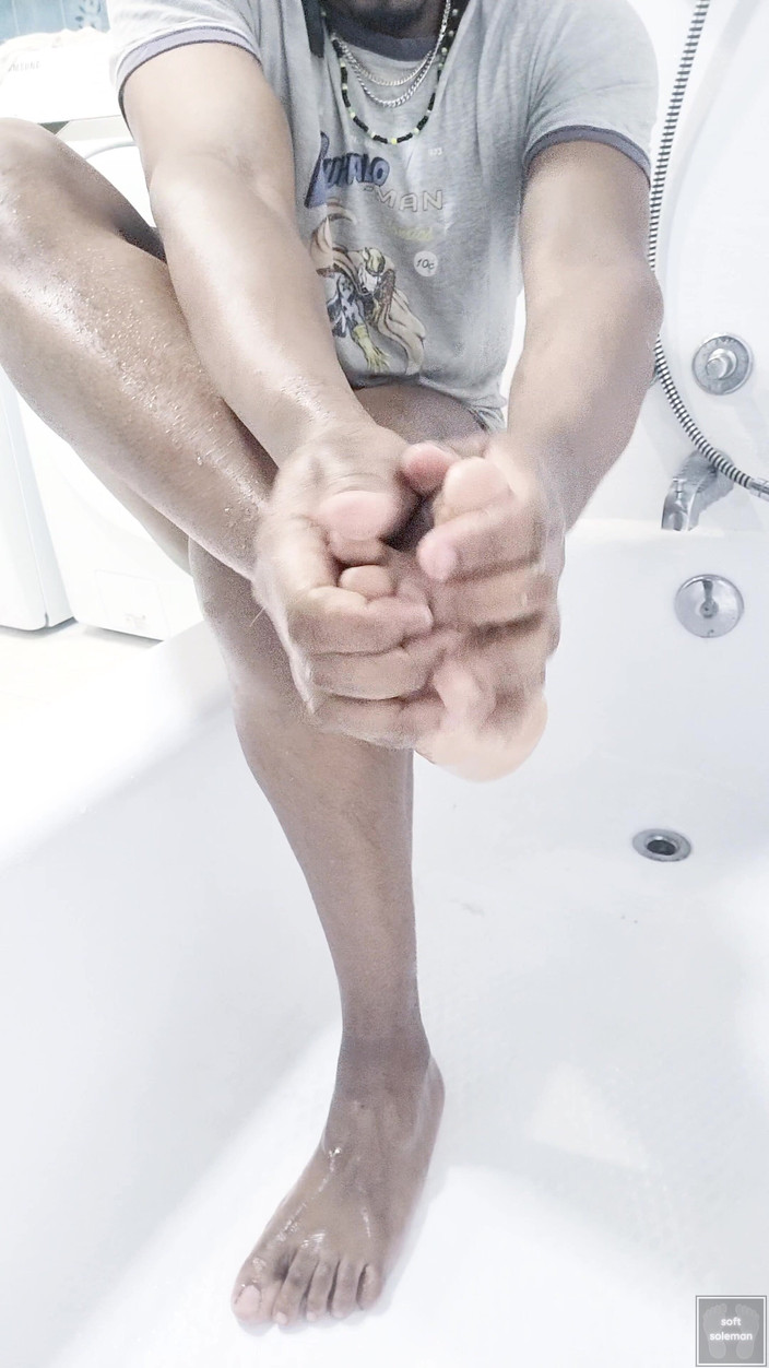 Soft Soleman: Saya Membersihkan Kaki Saya Secara Sensual (2025)