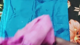 Sega di seta rasa porno - Sborrata su Saree - abito rosa di raso setoso strofina sulla testa del cazzo (87)