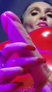 Kırmızı kauçuk dominatrix eva lateks kadın egemenliği bdsm solo takma yarakla büyük götlü olgun fetiş ateşli seksi