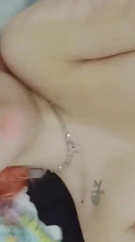 Masturbasi lembut buatan sendiri harian dengan orgasme. Close-up. Eksklusif