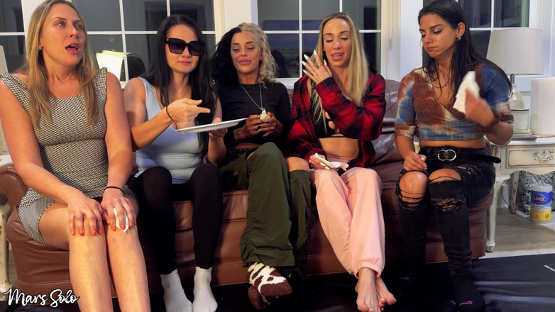 Mars solo: 5人の女の子がくしゃみパウダーを試す - マーズ・ソロ、シンシア・ビー、セクシーなサラ・ビー、アンディ・ヴィシャスがくしゃみパウダーを紹介します