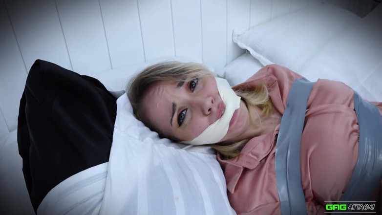 Gag Attack: Lil missy - segretaria in bondage nastro