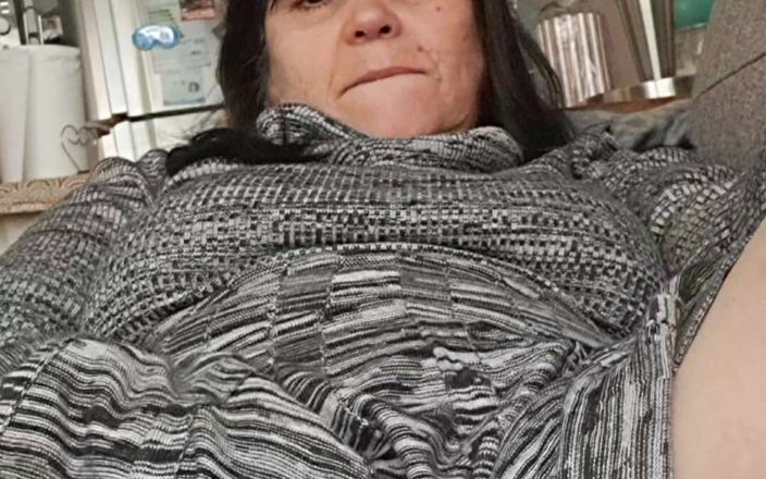 Mommy big hairy pussy: Guardando sotto il vestito, la figa pelosa è bagnata
