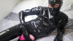 Latexcyberdoll: Latexcyberdoll - thủ dâm trong latex mặc một chiếc quần lót...