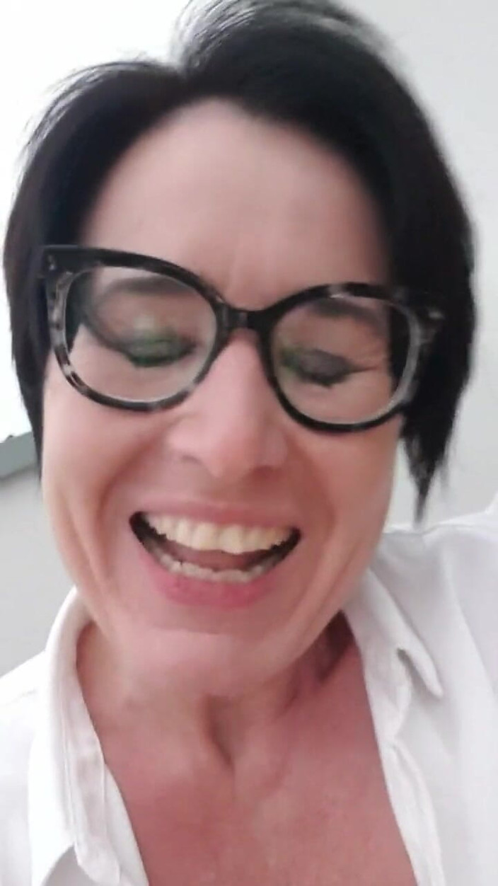 JulieEroticDress: Julie po práci stříká na terase