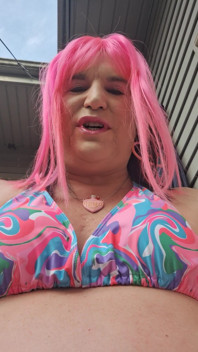 外で日光浴をしながら男たちをからかう!