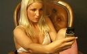 Flash Model Amateurs: Blondes schätzchen zieht sich nackt aus