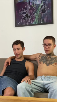 Harryjen para gejów ogląda gejowskie porno i szorstkie jebanie