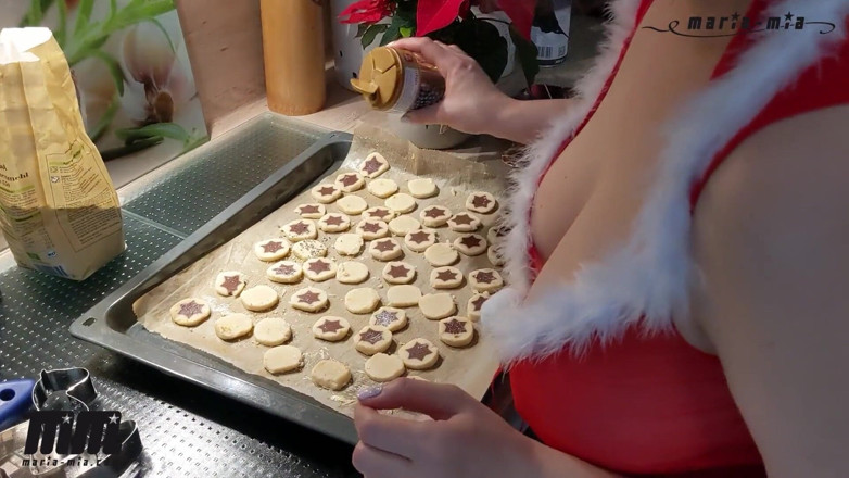 Maria Mia: Hornear galletas, desnudar y chupar tu polla