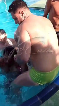 Sex în grup cu cea mai curvă femeie căsătorită din Floripa, 7 bărbați o fut păroasă.