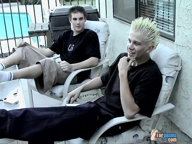 Toegasms: 스트레이트 소년과 함께하는 지저분한 발 재미