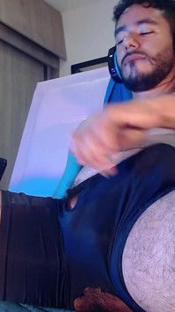 Hnědovlasý latinoameričan a skákající sexy s jeho penisem, dokud se neudělá