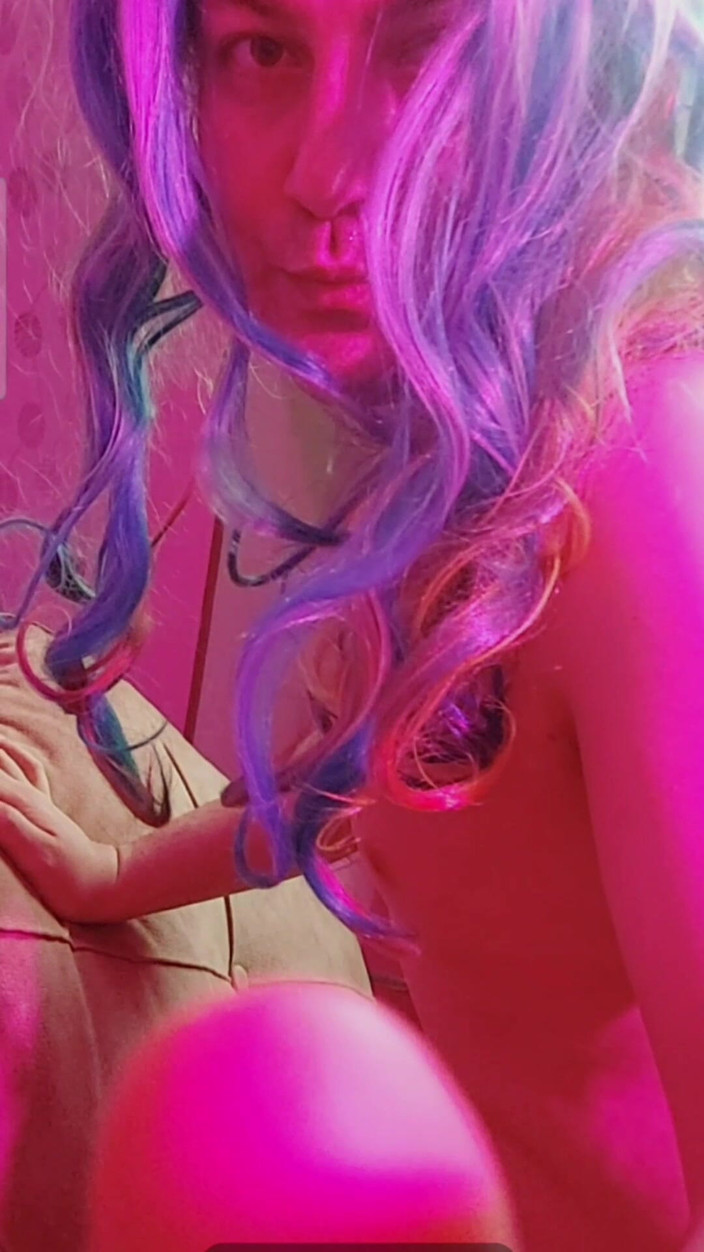 Kitty_Cross: Velký zadek hezká femboy v dark pinky ambiance oblékání jejích...