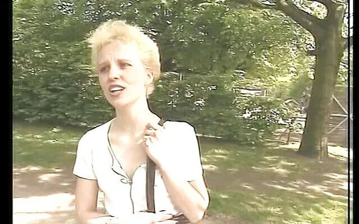 Slutty Teenies: Blonďatá teenagerka sebrala, aby sála ptáka a lízala jí kundičku