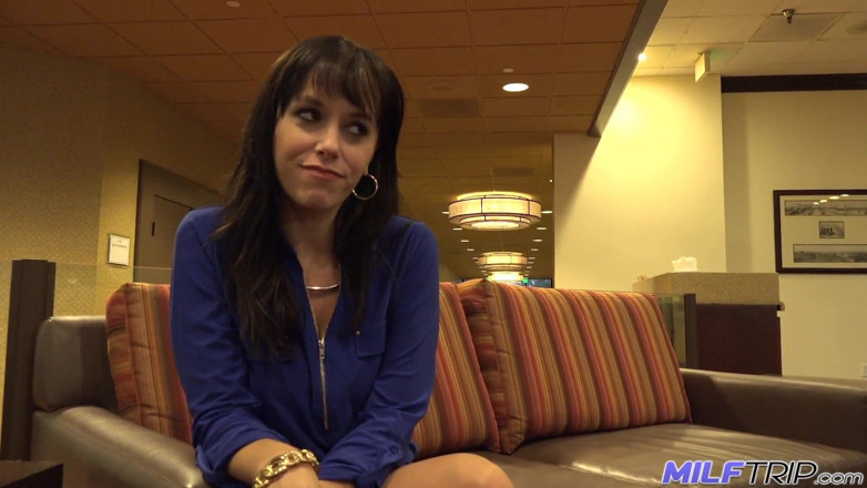 MILF Trip: Cachonda milf empresaria Alana Cruise se folla a un extraño...