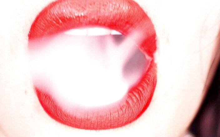 Goddess Misha Goldy: 4K Nanášení červené rtěnky a kouření na černém pozadí