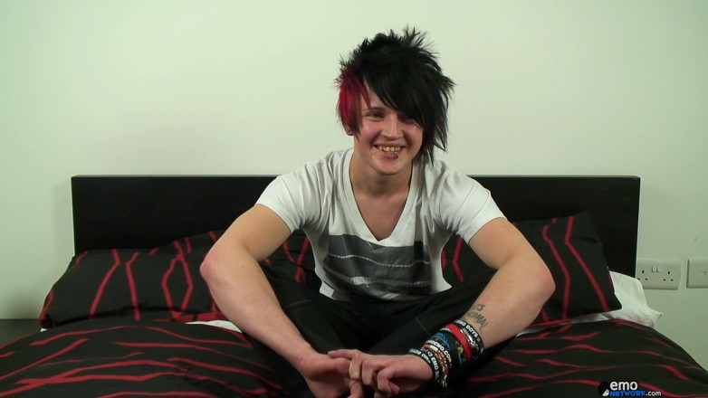 Homo Emo: Gorgeous Louis Beats His Emo Meat