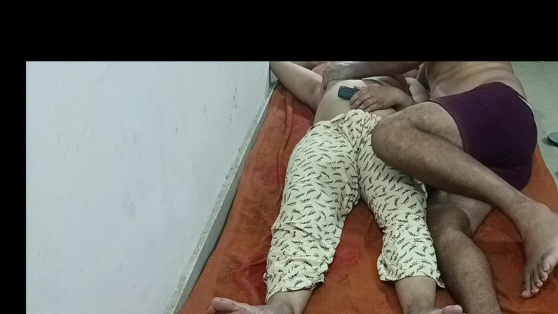 MHM: Indiancă punjabi bhabhi care se uită la televizor a fost...