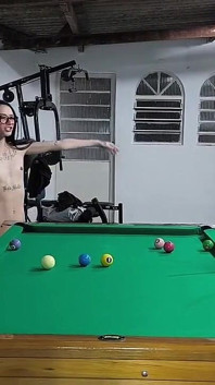Çıplak yaramaz kızlarla oynamak