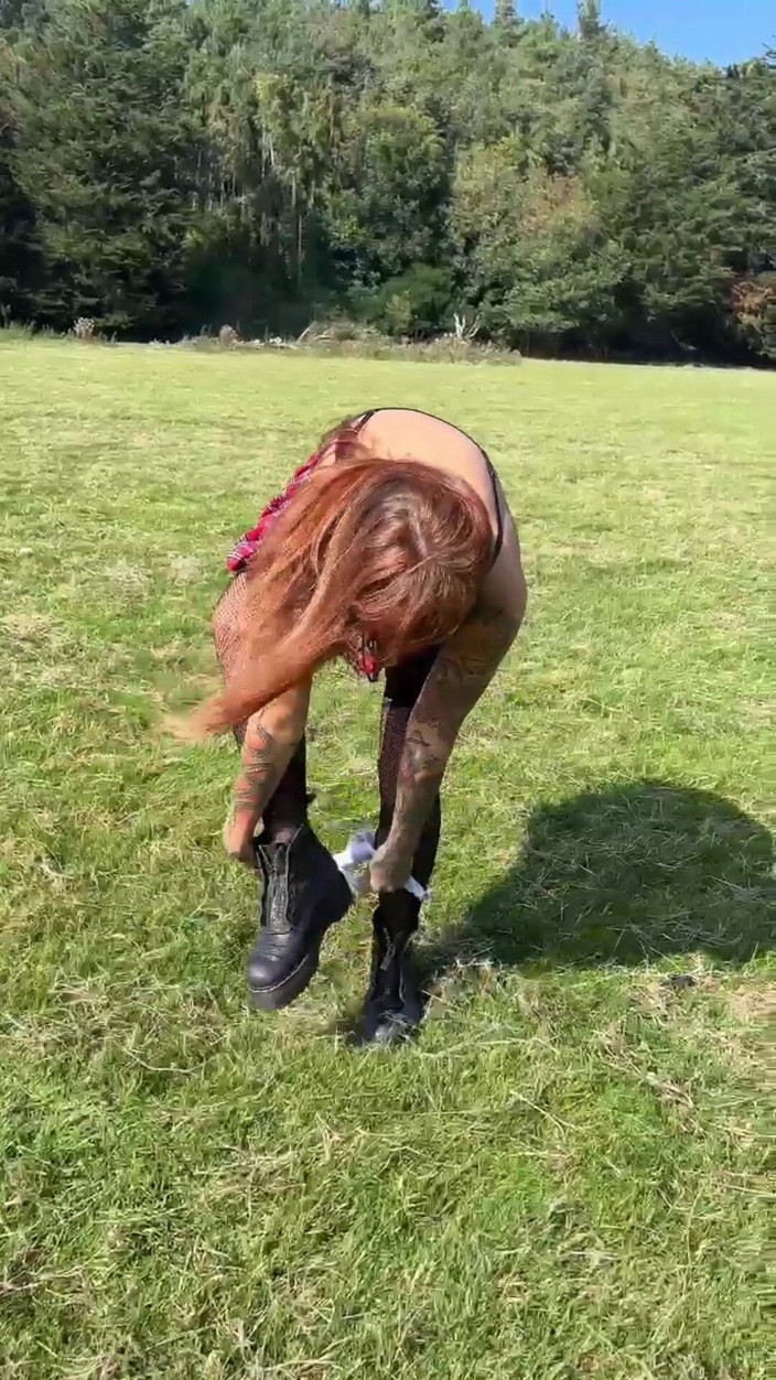 Yourfavecumslut: おしっこを欲しがる二人のゴス族