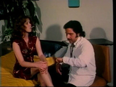 Old Good Porn: L'uomo si spoglia questa troia mora nuda e si scopa...