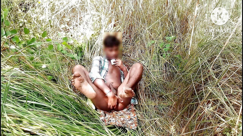 Hotdick_rohit: インドの十代の男の子のお尻クソと大きなキュウリハードコアオナニーで森