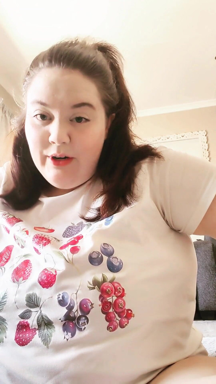 Aliceqii: En primer plano - niñera con enormes tetas quiere follar