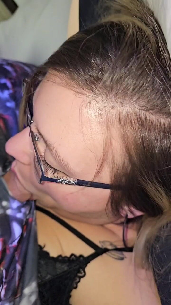 Funhousewife69: Boquete na cara, então ele goza na minha boca