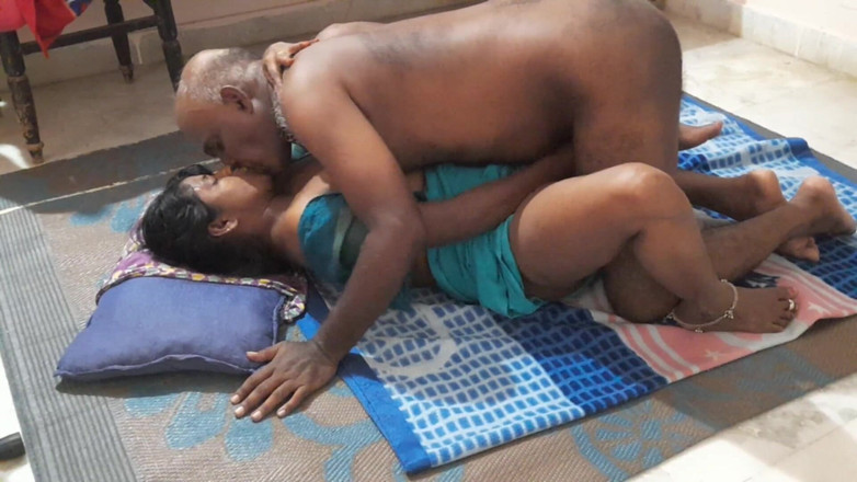 Desi palace: Жестко трахаю мою мокрую тугую киску молодой бхабхи