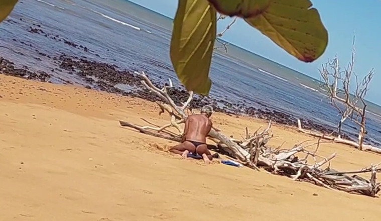 Ladysilvas: Ladysilva dirakam bersembunyi sawo pantat panasnya di pantai