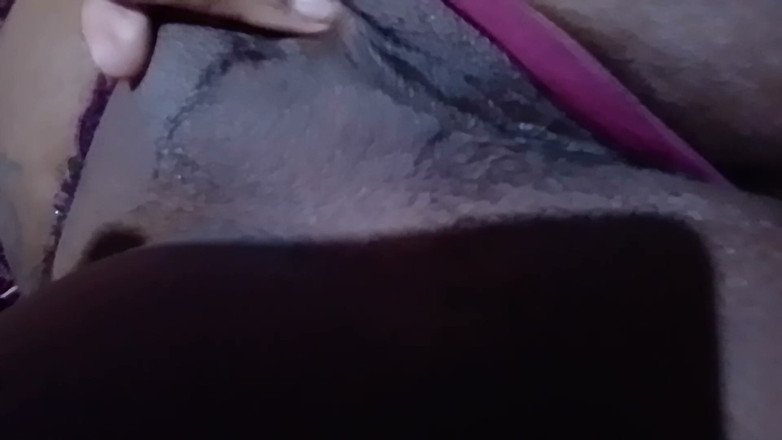 Cat masturbating with finger: Piacere masturbativo