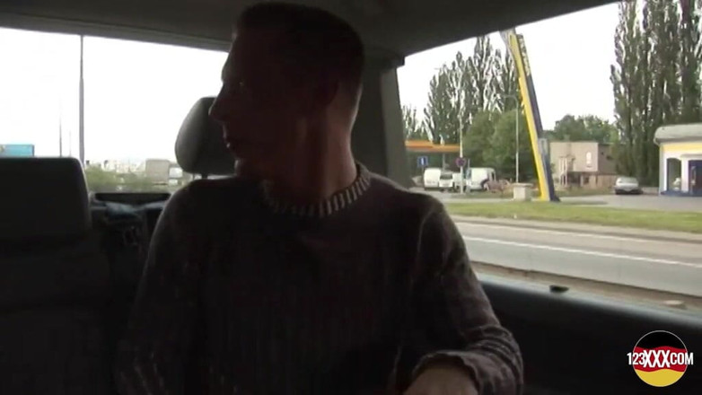123XXX - Fucked Amateurs in Germany!: Si blonde sedang menggembirakan batang besar di dalam kereta