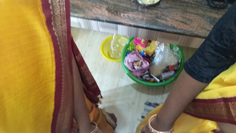 Pushpa porn: Ibu rumah tangga dengan saudara tiri ngentot di dapur
