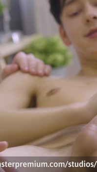 Dildo untuk lubang kembarnya