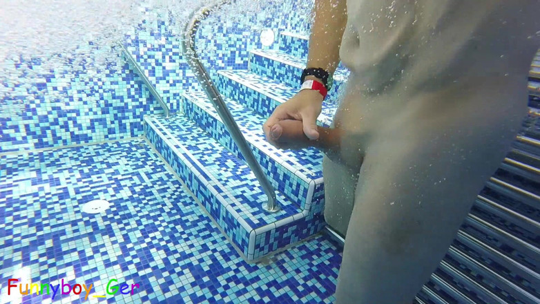 Funnyboy-Ger: 水下：我撸管我的坚硬鸡巴，在裸体温泉池里徒步旅行。我想要射精，但后来有人来了