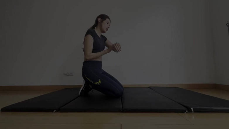 scarlettandc: Dwie lesbijki ruchają się na matach gimnastycznych w legginsach