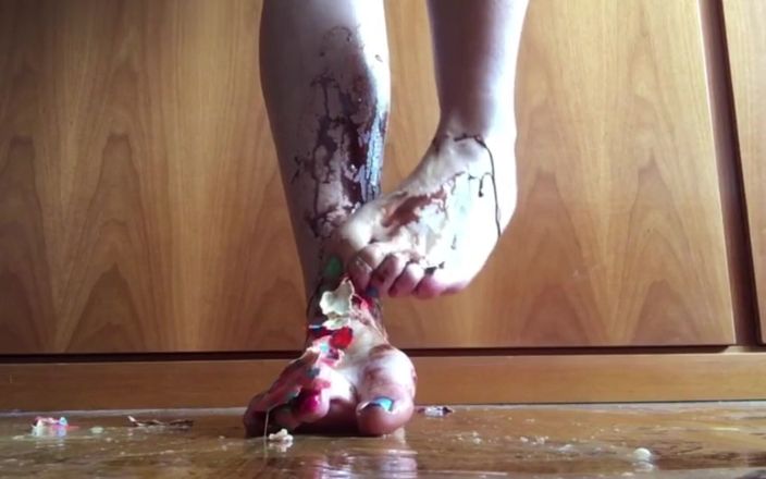 Niki studio: Des talons hauts sexy écrasent un œuf