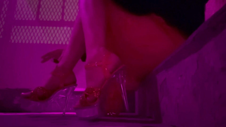 Artemisia Love: Artemisia ama usar tacones altos al aire libre y fumar...