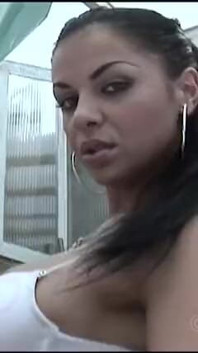 Latina nena se masturba en el gimnasio