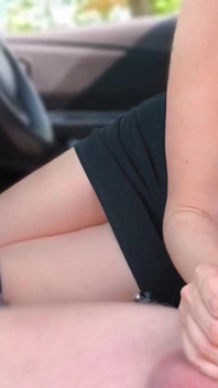 妻子在车里吸吮一个陌生人。第一次公开狗狗。22222 系列