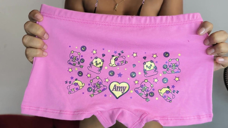 Isabel: Desempacotando minha nova calcinha para padrasto
