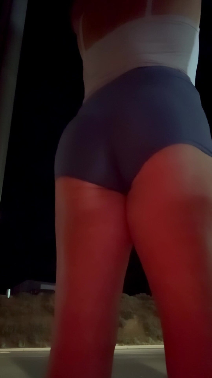 CindieLove: Fier public, tapette de yoga, shortshorts, salope