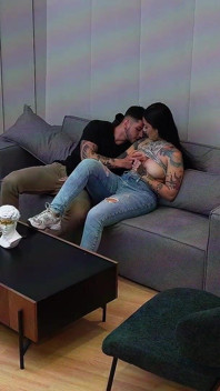 Quoi ! Je baise le meilleur ami de ma demi-sœur à travers un jean déchiré pendant que nous en jouons un