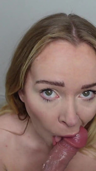 Terughoudende milf klaarkomen in gezicht en creampie