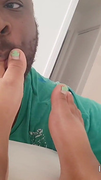 Massagista recebe seus pés gordinhos vermelhos, barriga, n peitos chupados com o 1º Pé de Dia