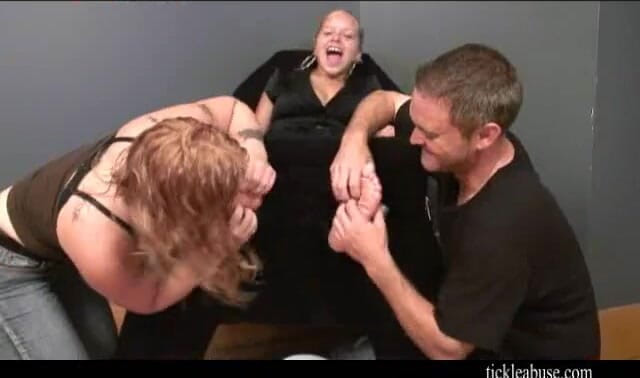 Princess Nikki's Foot Fetish & Foot Worship Club: Summer Loves Tickling Kari's Feet
